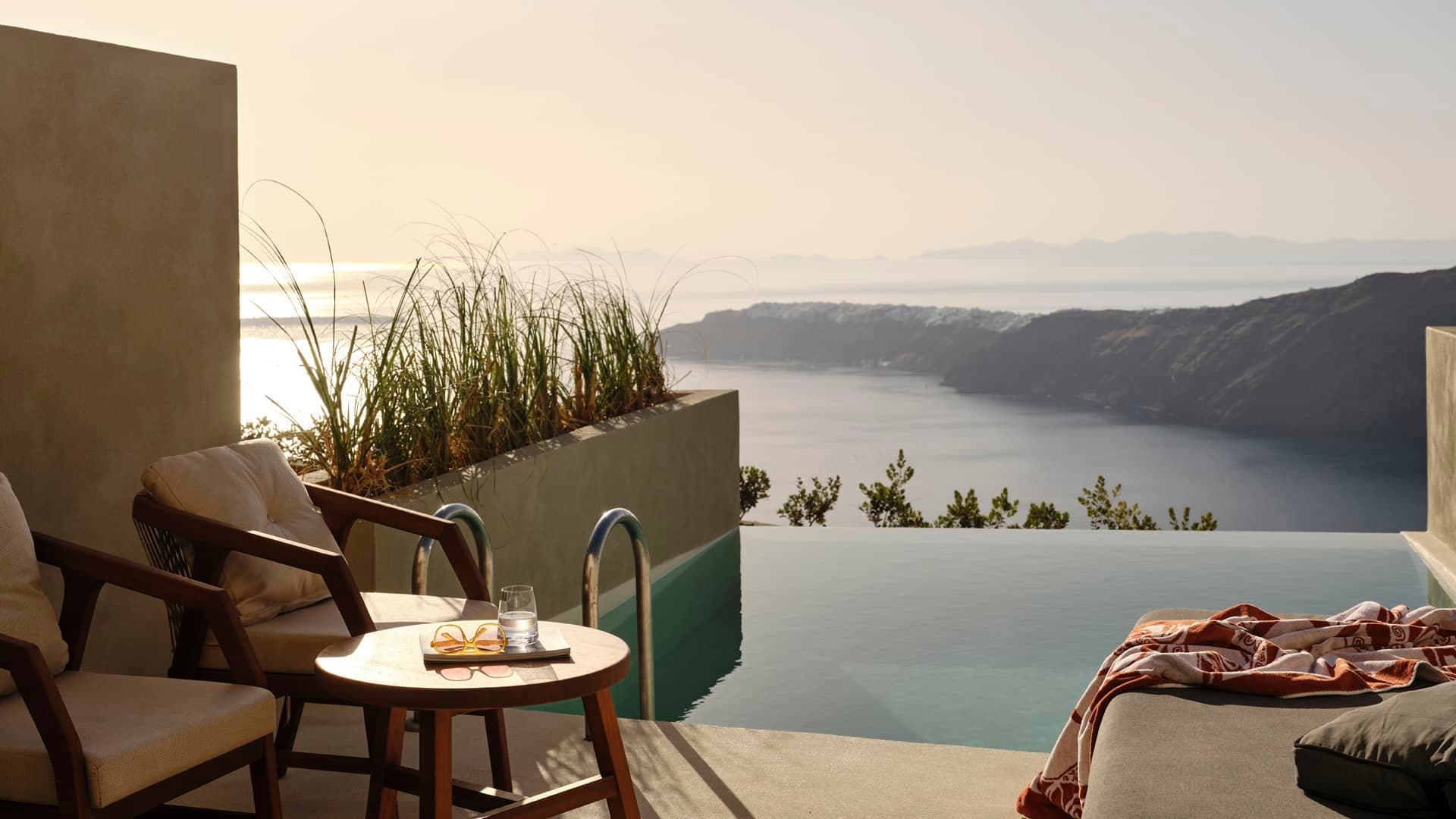 Cozy Suite with Infinity Pool room