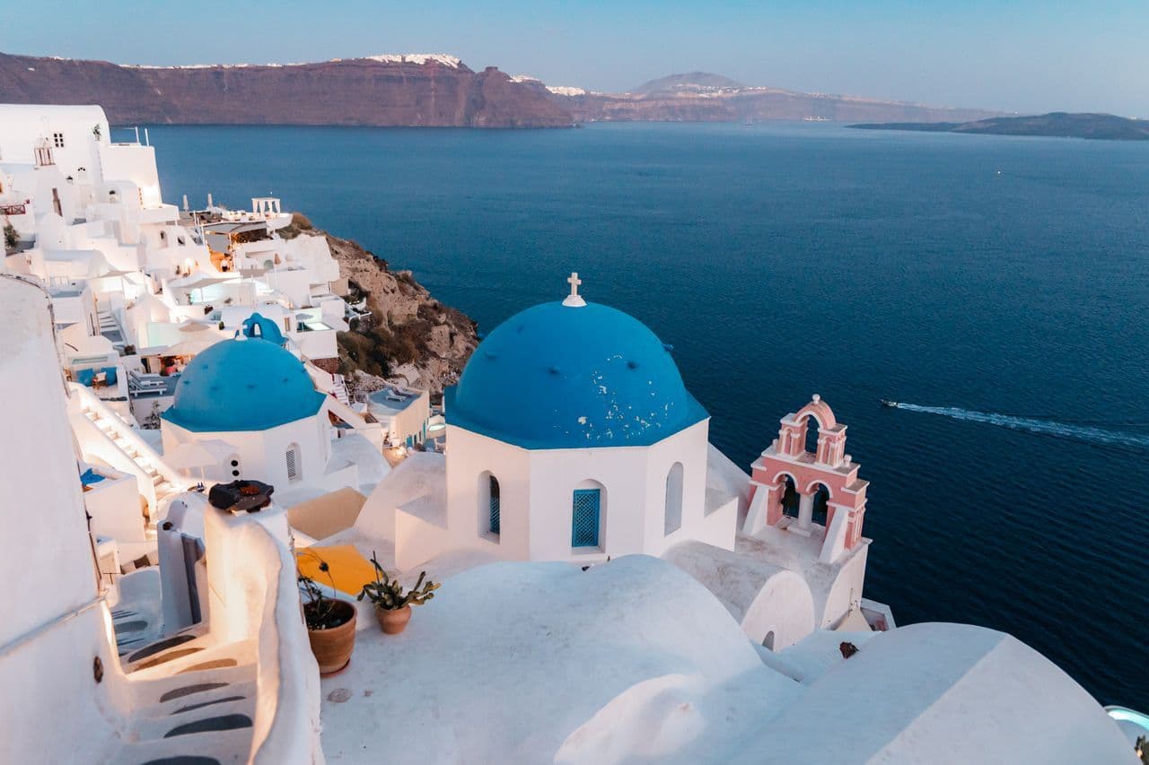 One of Santorini’s 450 churches, many of which are considered hidden gems in Santorini for their beauty and seclusion.
