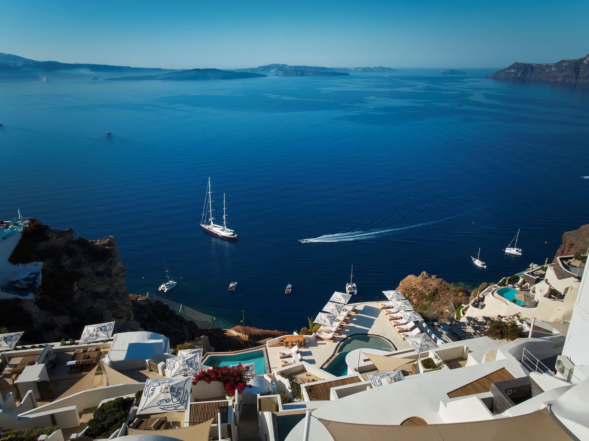 Discover how 4 days in Santorini can be enough to fall in love with the destination.