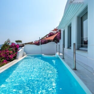 Oia Santorini infinity pool villa