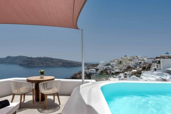 Piscine à débordement et vue sur la caldeira de l'Andronis Luxury Suites