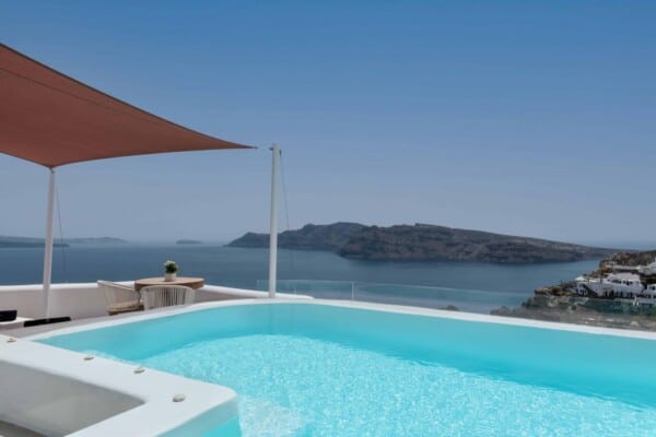 Piscine à débordement et vue sur la caldeira de la Sunset Villa Socrates