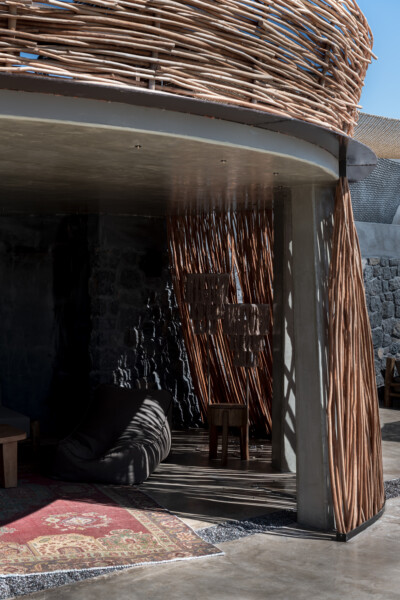 Cabane privée avec ombre au bord de la Grande Piscine de Pacman à Oia, Santorin