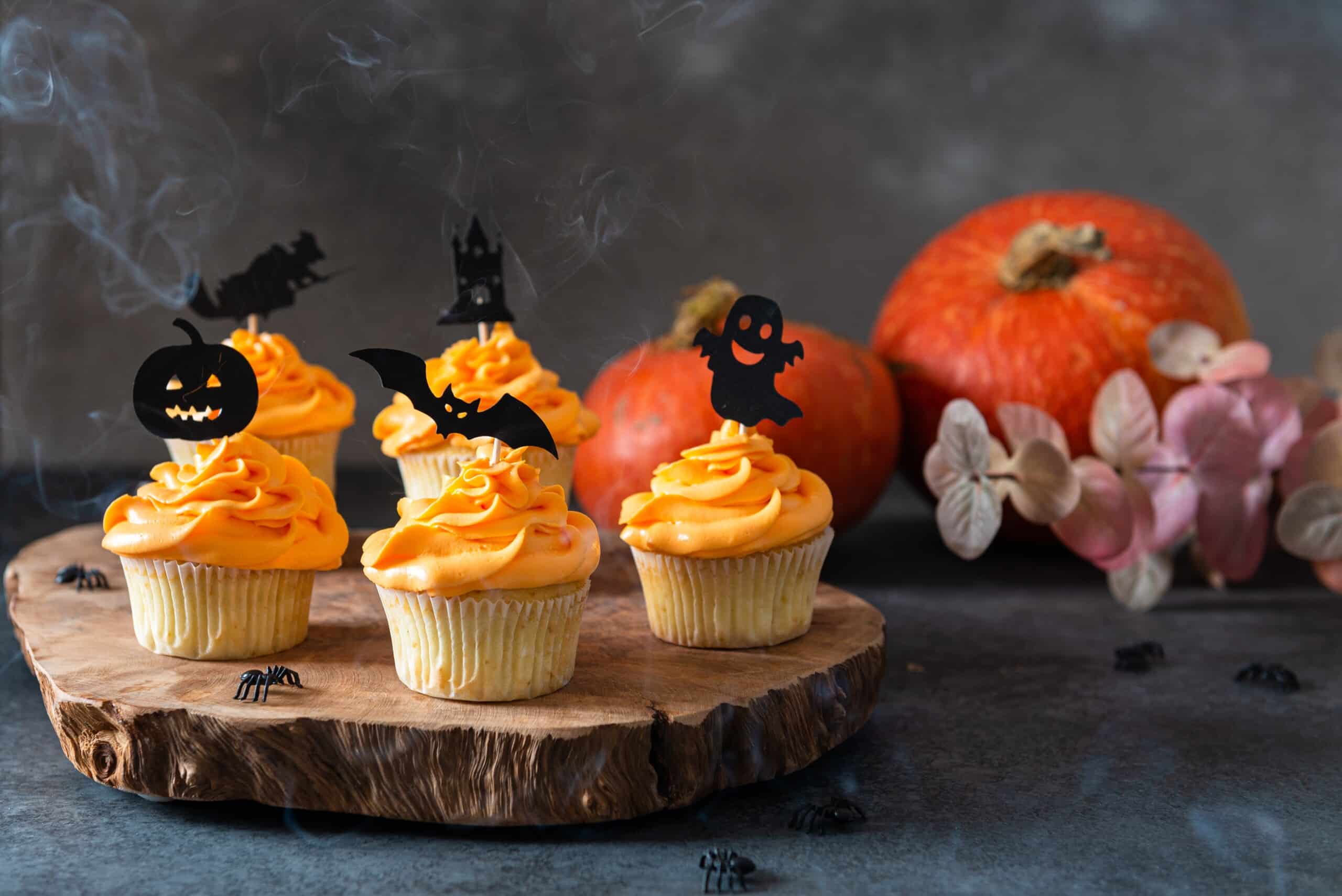 muffins de abóbora de halloween com decorações assustadoras no topo