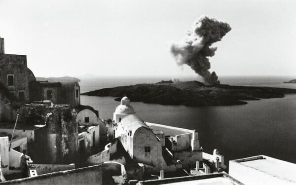 Fotografia panorâmica com fumos saindo de Santorini Volacno em erupção em 1956