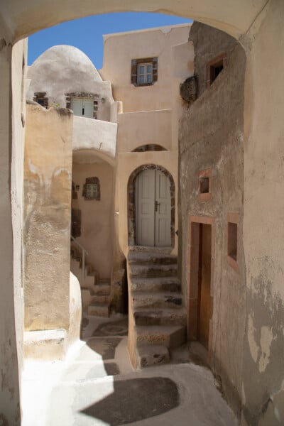 Passagem estreita entre casas na Vila Emporio, Santorini.