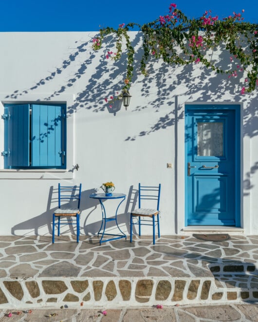 Beautiful,Traditional,Greek,Architecture.,White,And,Blue,House,In,Antiparos